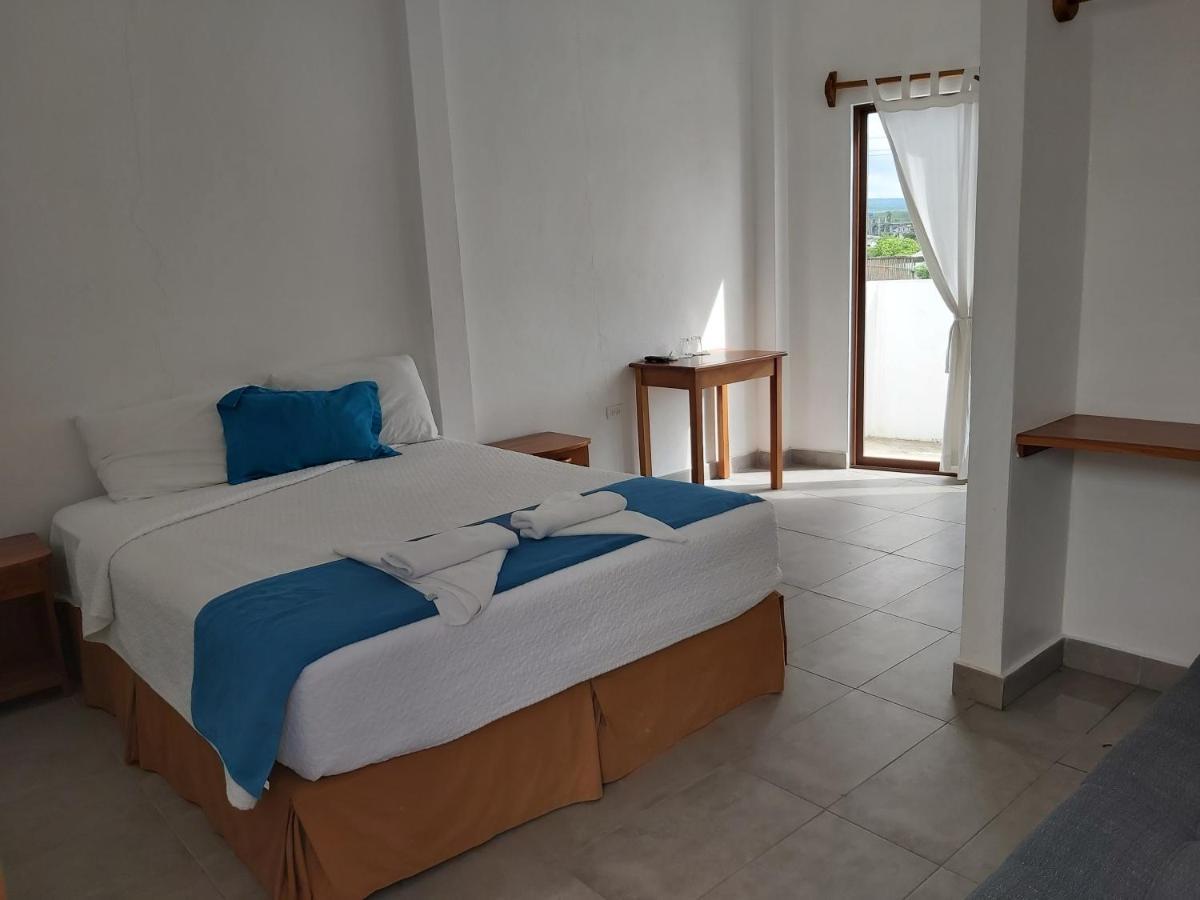 Galapagos Native Hostel Puerto Ayora  Buitenkant foto